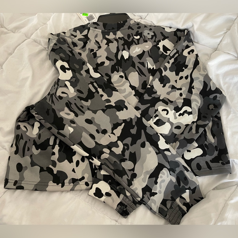 Adidas Black and Grey Camo Sweatshirt. Size Large - Picture 4 of 8